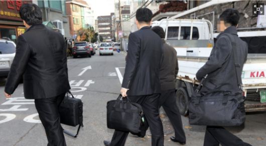 2013년 11월 국가정보원 수사관들이 진보예술단체 사무실과 단원들의 자택을 압수수색하고 있다. 연합뉴스