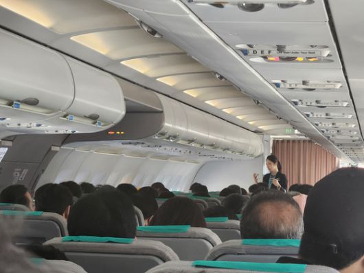 제주공항과 에어서울 항공사 관계자들이 15일 오전 제주공항에서 멈춰선 에어서울 해당항공기 밖에서 상황을 수습 중이다. 독자제공