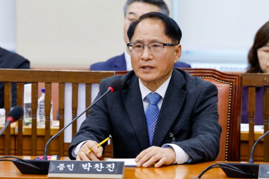 박찬진 전 선관위 사무총장이 지난달 6일 오후 서울 여의도 국회 행정안전위원회에서 열린 김대웅 중앙선거관리위원회 위원 후보자 인사청문회에 증인 출석해 의원 질의에 답하고 있다. 뉴스1