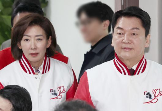 개혁신당 대선 후보인 이준석 의원이 16일 서울 금천구 가산디지털역 앞에서 출근길 시민들에게 인사를 하고 있다. [연합뉴스]