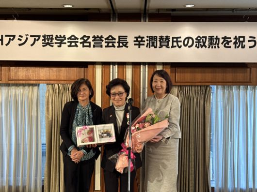 16일 일본 도쿄에서 지난 2001년 선로에 떨어진 일본인을 구하려다 목숨을 잃은 의인 이수현 씨의 모친 신윤찬 씨의 욱일쌍광장 수훈 축하회가 열렸다. 김현예 특파원