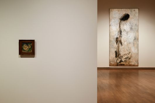 반 고흐의 ‘마른 해바라기 꽃’(왼쪽)과 함께 보이는 안젤름 키퍼의 ‘솔 인빅투스’(1995). 라틴어로 ‘정복되지 않은 태양’을 뜻한다. 암스테르담=권근영 기자