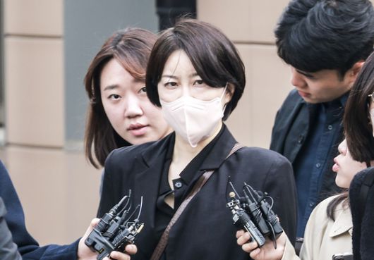 '음주운전 혐의'를 받는 문재인 전 대통령의 딸 문다혜 씨가 지난해 10월 18일 오후 서울 용산구 용산경찰서에서 피의자 조사를 마친 뒤 귀가하고 있다. 뉴스1