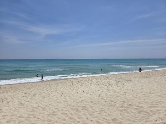 바이다이 해변의 모습. 한적한 매력이 크다. 정영교 기자