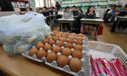 학교 급식 조리실무원, 환경미화원, 경비원 등으로 구성된 전국학교비정규직노동조합 대구지부가 지난해 11월 21일 파업에 돌입했다. 대구 한 초등학교 교실에서 초등학생들이 빵, 우유, 계란 등 대체 급식을 받고 있다. 연합뉴스