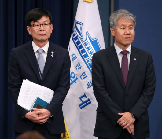 김상조(왼쪽), 김수현 전 청와대 정책실장. 뉴시스