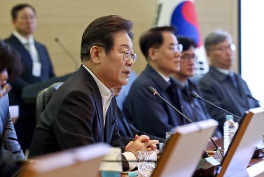 김동연 더불어민주당 대선 경선 후보가 17일 충북 청주시 상당공원 4·19 학생혁명기념탑에서 헌화하기 위해 꽃을 받고 있다. 뉴스1