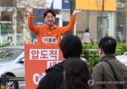 개혁신당 대선 후보인 이준석 의원이 16일 서울 금천구 가산디지털역 앞에서 출근길 시민들에게 인사를 하고 있다. [연합뉴스]
