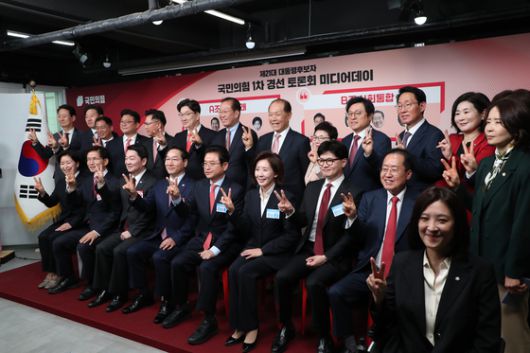 권영세 국민의힘 비상대책위원장과 권성동 원내대표, 대선 경선 후보자들이 17일 서울 여의도 국민의힘 중앙당사에서 제21대 대통령선거 '1차 경선 토론회 미디어데이' 행사에서 기념촬영을 하고 있다.  이날 대선 경선 후보 8명(안철수 의원, 김문수 전 고용노동부 장관, 유정복 인천시장, 이철우 경북도지사, 나경원 의원, 양향자 전 의원, 한동훈 전 대표, 홍준표 전 대구시장)이 각각 A, B 토론 조를 정할 예정이다. 임현동 기자