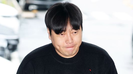 인터넷 불법 도박 사실을 고백한 코미디언 이진호씨가 지난해 10월 관련 조사를 받기 위해 서울 강남경찰서로 출석하고 있는 모습. 연합뉴스