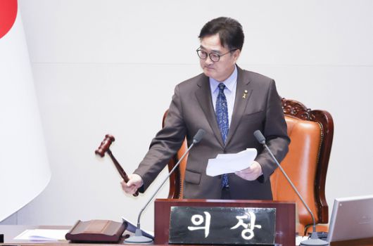 방송법 일부개정법률안 재의의 건이 17일 본회의에서 통과되고 있다. [중앙포토]