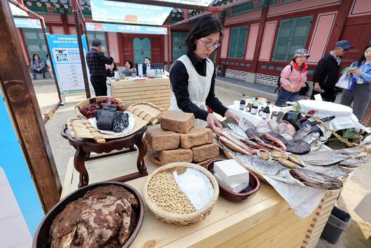관계자가 어육장 재료를 정리하고 있다. 장진영 기자