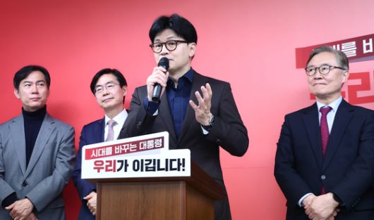 한동훈 국민의힘 대선 경선 후보가 18일 서울 여의도에 마련된 국민먼저캠프 사무실에서 캠프 인사 발표 기자회견을 하고 있다. 뉴스1