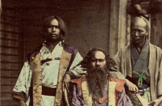 메이지 유신 전 홋카이도 등지의 원주민인 아이누(왼쪽 두명)는 수염을 길러 야만인 취급을 받았지만 사무라이들은 면도를 해야했다. [사진 윤상인]