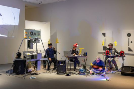 안상수 개인전 ‘날개.이상: 홀려라.홀리리로다’의 개막 전야 퍼포먼스 ‘소릿제사’. 사진 박기수