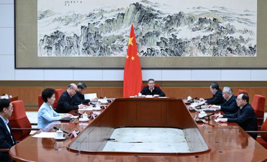 17일 리창(가운데) 중국 국무원 총리가 ″경제 전망 관리″를 주제로 13차 특별 학습을 개최하고 부정적인 경제 전망이 나오지 않도록 주의를 지시했다. 신화=연합뉴스