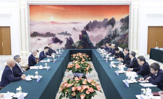 17일 젠슨 황(왼쪽 세번째) 엔비디아 최고경영자가 중국 경제의 차르로 불리는 허리펑(오른쪽 네번째) 중국 부총리를 만나 현안을 논의하고 있다. 신화=연합뉴스