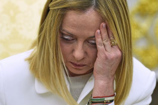 조르자 멜로니 이탈리아 총리가 17일(현지시간) 트럼프 미국 대통령과의 회담 뒤 진행된 기자들과의 대화에서 트럼프 대통령의 발언을 듣던 중 머리를 움켜쥐며 불편한 표정을 짓고 있다. AP=연합뉴스