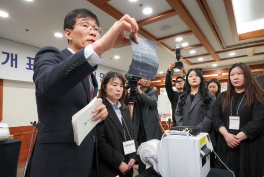 선관위 관계자가 투표지분류기를 이용해 개표 과정 시연을 하고 있다. 김종호 기자