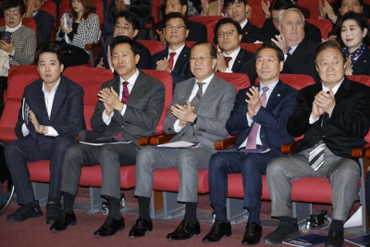 이준석 개혁신당 의원(왼쪽부터), 오세훈 서울시장, 권영세 국민의힘 비대위원장, 유정복 인천시장, 정대철 헌정회장이 지난달 7일 오후 서울 여의도 국회의원회관에서 열린 지방분권형 헌법 개정 국회 대토론회에 참석해 손뼉치고 있다. 뉴스1