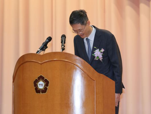 문형배 헌법재판소장 권한대행이 18일 서울 종로구 헌법재판소에서 열린 퇴임식에서 인사하고 있다. 연합뉴스