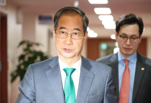 한덕수 대통령 권한대행 국무총리가 18일 추가경정예산(추경)안 심의를 위한 임시국무회의를 주재하기 위해 서울 종로구 정부서울청사 회의실에 들어서고 있다. 대통령실사진기자단