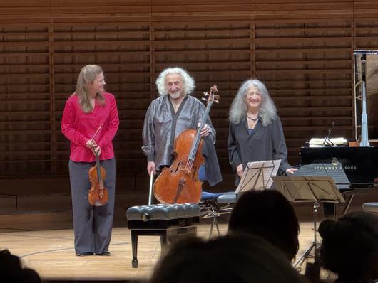 1월 스위스 루체른에서 무대에 복귀했던 첼리스트 미샤 마이스키(가운데). 왼쪽부터 야니 얀센(바이올린), 마르타 아르헤리치(피아노)와 함께했다. [사진 플로리안 리임/WFIMC]