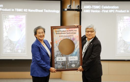 리사 수 AMD 최고경영자(CEO)와 웨이저자 TSMC 회장이 TSMC 2나노 공정 기술로 생산된 AMD의 차세대 EPYC 중앙처리장치(CPU) 웨이퍼를 들고 있다. AMD