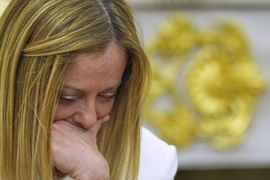 조르자 멜로니 이탈리아 총리가 17일(현지시간) 트럼프 미국 대통령과의 회담 뒤 진행된 기자들과의 대화에서 트럼프 대통령의 발언을 듣던 중 불편한 표정을 짓고 있다. AP=연합뉴스