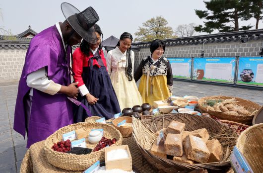 관광객들이 장 담그기에 사용되는 재료를 살펴보고 있다. 장진영 기자