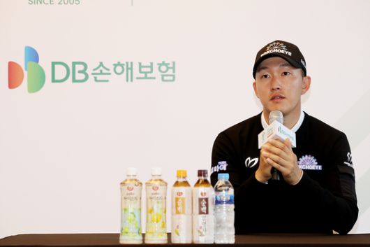 KPGA 투어 개막전 DB손해보험 프로미 오픈 3라운드를 2타 차 단독 선두로 마친 김백준이 기자회견에 참석해 소감을 밝히고 있다. 사진 KPGA