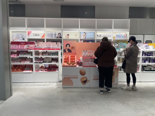 지난 2월 찾은 일본 도쿄 긴자 시내의 멀티 잡화점 로프트의 화장품 코너. 한국 화장품 브랜드 제품들이 비중있게 진열된 가운데, 현지 소비자들이 제품을 테스트해보고 있다. 유지연 기자