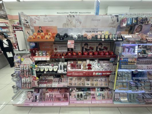 일본 도쿄 시부야 시내의 화장품 멀티숍 '마쓰모토 기요시' 매장 내부. 에스쁘아, 데이지크, 티르티르 등 한국산 화장품 브랜드가 전면에 진열돼 있다. 유지연 기자