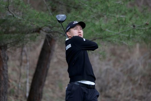 KPGA 투어 개막전 DB손해보험 프로미 오픈 3라운드를 2타 차 단독 선두로 마친 김백준이 티샷을 하고 있다. 사진 KPGA