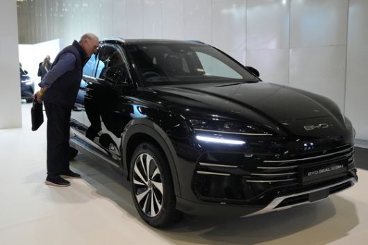 지난 16일(현지시간) 영국 런던에서 열린 홈에너지 및 전기차 박람회에서 관람객이 중국 비야디(BYD)의 중형 전기차 씰(Seal)을 살펴보고 있다. 연합뉴스