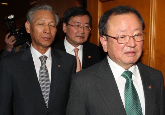 2008년 10월 강만수 기획재정부 장관, 이성태 한국은행 총재 전광우 금융위원장(앞에서 부터)이 서울 명동 은행회관에서 금융시장 안정 대책을 공식 발표했다 중앙포토