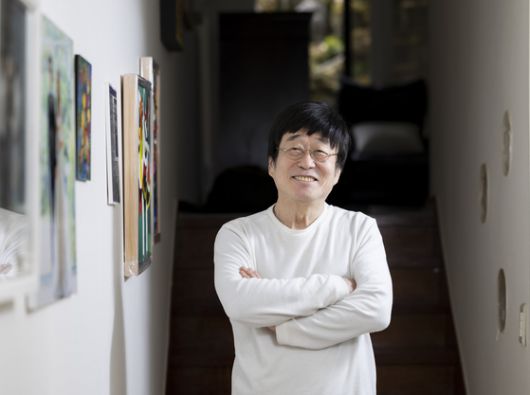 서초동 자택에서 만난 김창완. TV에 출연하는 분 맞나 싶을 만큼 털털하고 편 한 차림으로, 특유의 함박미소와 함께 카메라에 섰다. 김상선 기자