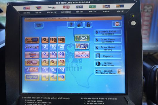 텍사스 댈러스 퓨얼 시티의 한 오프라인 매장에 있는 복권 판매 단말기. 이 오프라인 매장은 '잭포켓'(Jackpocket)이란 이름의 온라인 앱이 소유하고 있다. AP=연합뉴스