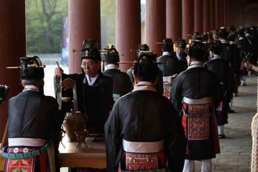 5년에 걸친 대규모 수리를 마친 종묘 정전이 20일 공개됐다. 이날 오후 종묘 정전에서 전주이씨대동종약원 주관으로 수리 기간 동안 창덕궁 선원전으로 이전했던 조선 왕과 왕비의 신주를 다시 모시고 '고유제'를 지내고 있다. 전민규 기자