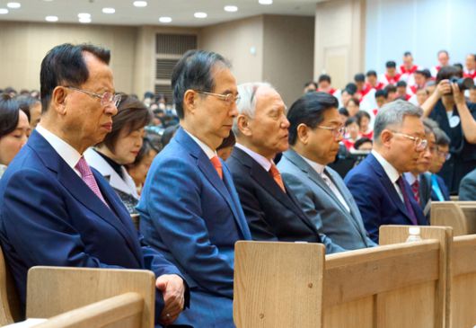한덕수 대통령 권한대행 국무총리가 20일 서울 강동구 명성교회에서 열린 부활절 연합예배에 참석해 기도하고 있다.       앞줄 왼쪽부터 명성교회 김삼환 원로목사, 한 대행, 숭실사이버대 조성기 이사장, 대전신학대학교 안주훈 총장. 사진 명성교회