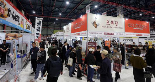 지난 17일 서울 강남구 세텍에서 열린 제77회 프랜차이즈 창업박람회를 찾은 시민들이 부스를 둘러보고 있다. 뉴시스