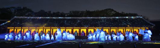 20일 오후 서울 종로구 종묘 정전에서 보수 공사 준공기념 미디어파사드 공연이 펼쳐지고 있다.  국가유산청은 5년에 거쳐 국보 종묘 정전 보수공사를 완료하고 창덕궁 구(舊)선원전에 임시 봉안되었던 조선 왕과 왕비, 대한제국 황제와 황후의 신주 49위를 종묘 정전으로 다시 모셔오는 ‘환안제’를 열었다. 뉴스1