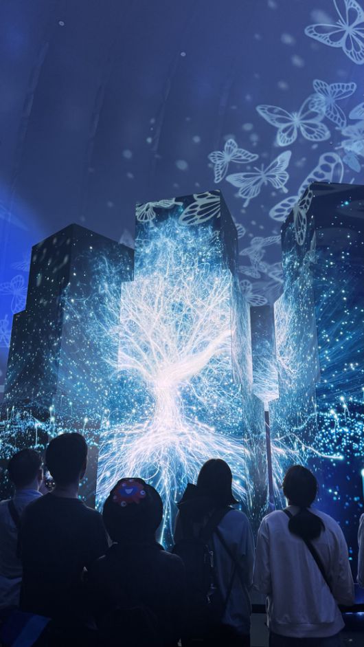 일본 기업 파소나관의 세계 최초 무빙 큐브 디스플레이. 한국 기업이 수주해서 제작했다. 사진=정원석 특파원