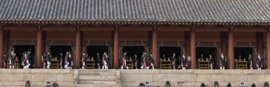 20일 대규모 수리를 마친 뒤 5년 만에 공개된 서울 종묘 정전에서 고유제가 열리고 있다. 연합뉴스