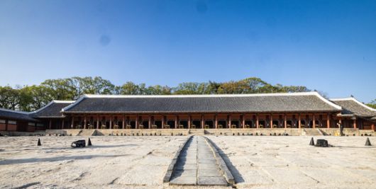 5년에 걸친 대규모 수리를 마친 종묘 정전이 20일 공개됐다. 이날 오후 종묘 정전에서 전주이씨대동종약원 주관으로 수리 기간 동안 창덕궁 선원전으로 이전했던 조선 왕과 왕비의 신주를 다시 모시고 '고유제'를 지내고 있다. 전민규 기자