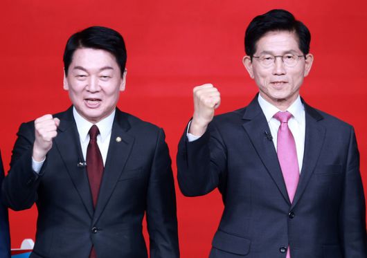 19일 오후 서울 강서구 ASSA아트홀에서 열린 국민의힘 '제21대 대통령후보자 1차 경선 조별 토론회'에 참석한 안철수(왼쪽)·김문수 후보가 기념 촬영을 하고 있다. [뉴스1]