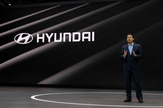 지난 16일(현지시간) 호세 무뇨스 현대차 최고경영자(CEO)가 미국 뉴욕 제이콥 재비츠 컨벤션 센터에서 열린 '2025 뉴욕 국제 오토쇼'에서 '디 올 뉴 팰리세이드' 북미 시장 출시를 발표하는 모습. 사진 현대차그룹