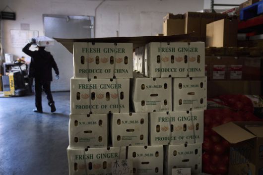 지난 11일 미국 캘리포니아주 로스앤젤레스의 한 차이나타운 식료품 가게에 중국산 생강 더미가 쌓여 있다. AP=연합뉴스