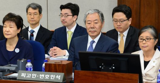 이명박 전 대통령이 2018년 5월 23일 오후 서울 서초구 서울중앙지방법원 417호 대법정에서 첫 공판에 앉아 있다. 이 전 대통령은 110억 원대 뇌물수수와 350억 원대 다스 자금 횡령 등의 혐의로 구속 기소됐다. 2020년 대법원에서 17년형을 확정받았으나 2023년 신년 특사에서 사면·복권됐다. 사진공동취재단