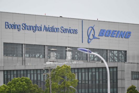 지난 17일 중국 상하이 푸둥 국제공항의 보잉 상하이 항공 서비스 시설. 중국은 미국의 145% 관세 부과 이후 보잉 여객기 인수를 금지시켰다고 월스트리트 저널이 보도한 바 있다. AFP=연합뉴스